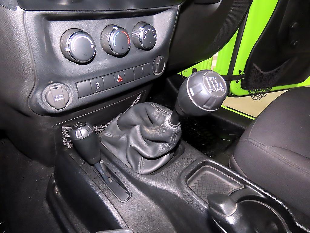 Jeep Wrangler — photo 11