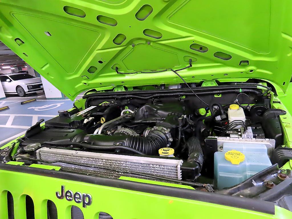 Jeep Wrangler — photo 14