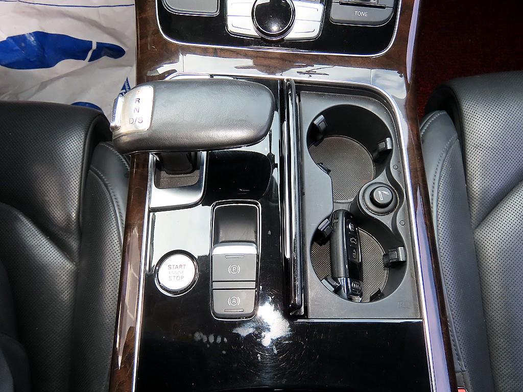 Audi A8 — photo 11