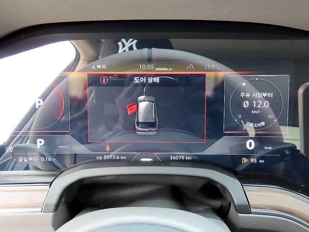 Volkswagen Touareg — photo 09