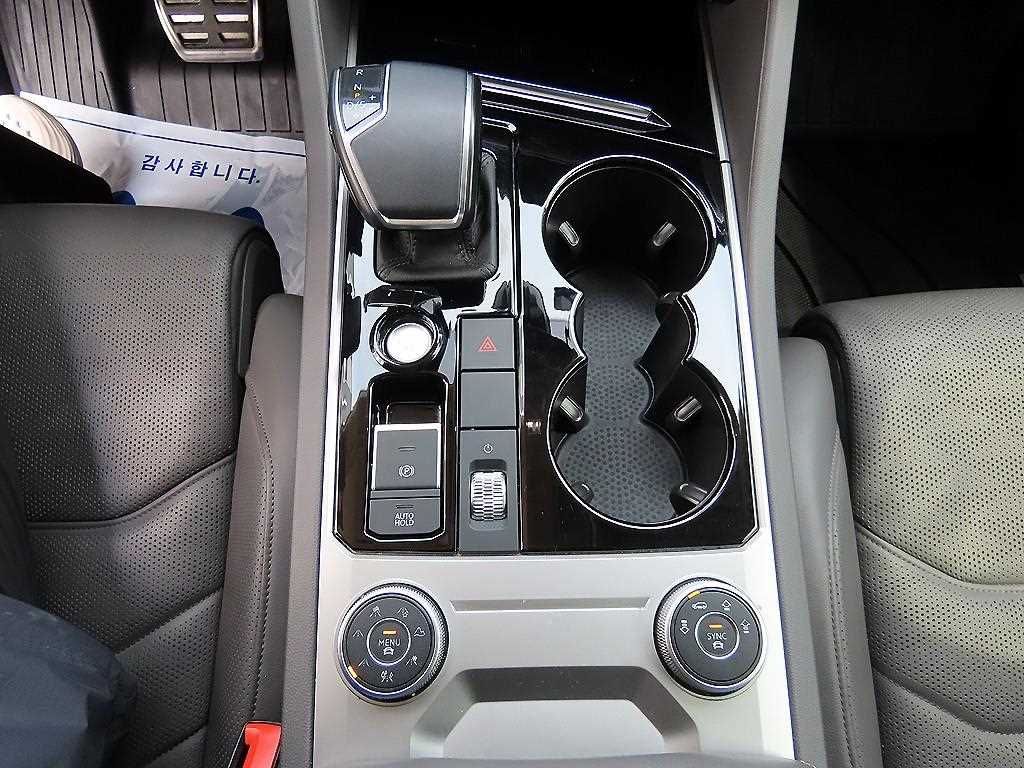 Volkswagen Touareg — photo 11