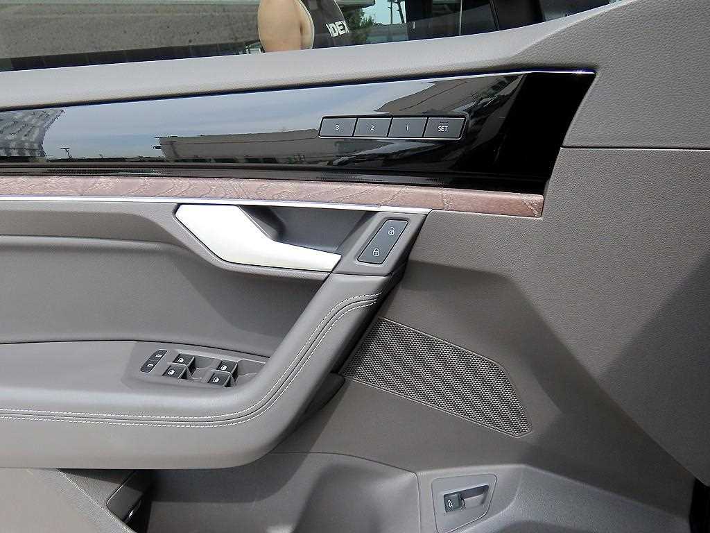 Volkswagen Touareg — photo 12