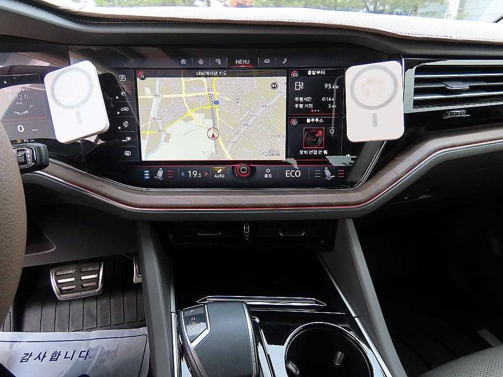 Volkswagen Touareg — photo 14