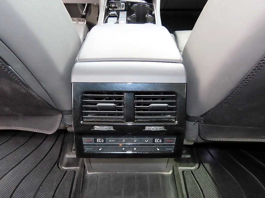 Volkswagen Touareg — photo 15