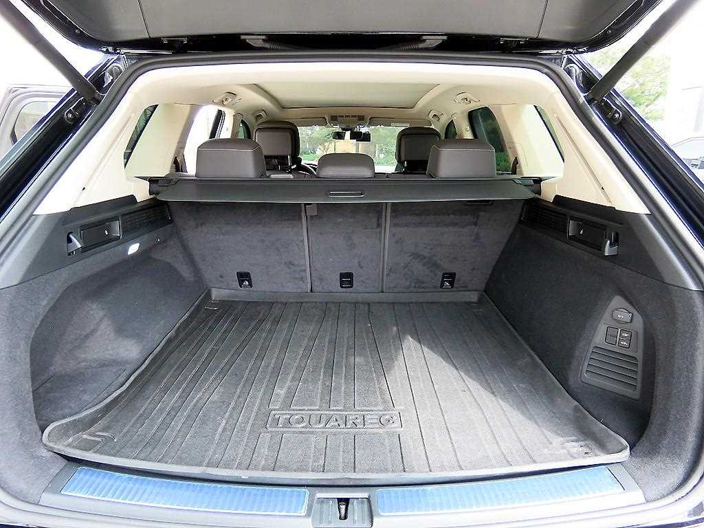 Volkswagen Touareg — photo 17