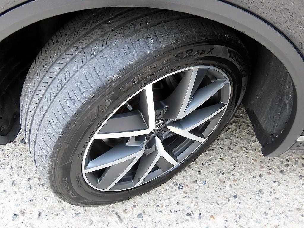 Volkswagen Touareg — photo 20