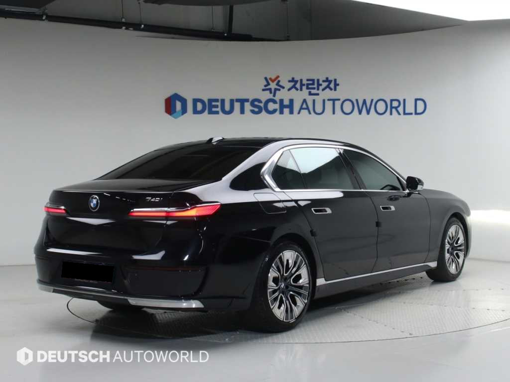 BMW 7-Series — photo 02
