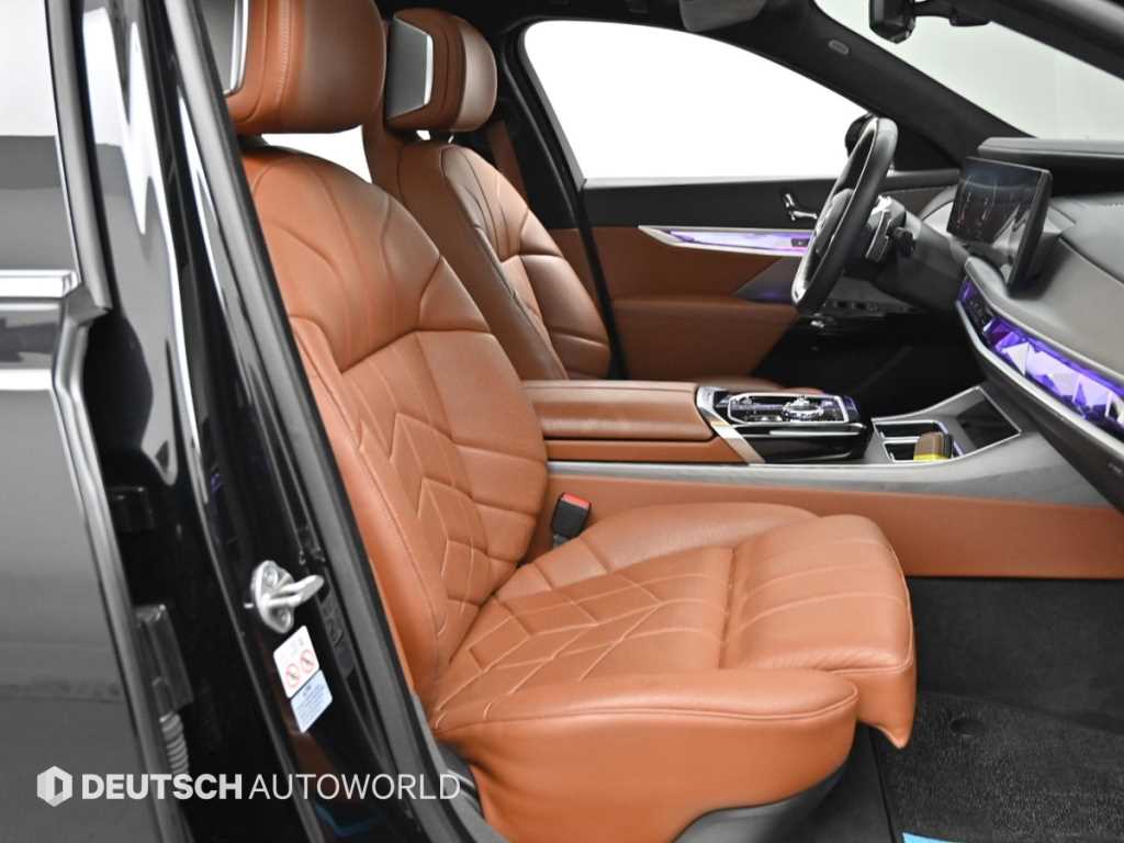 BMW 7-Series — photo 10