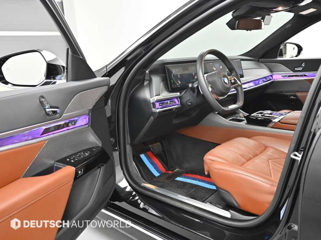 BMW 7-Series — photo 11