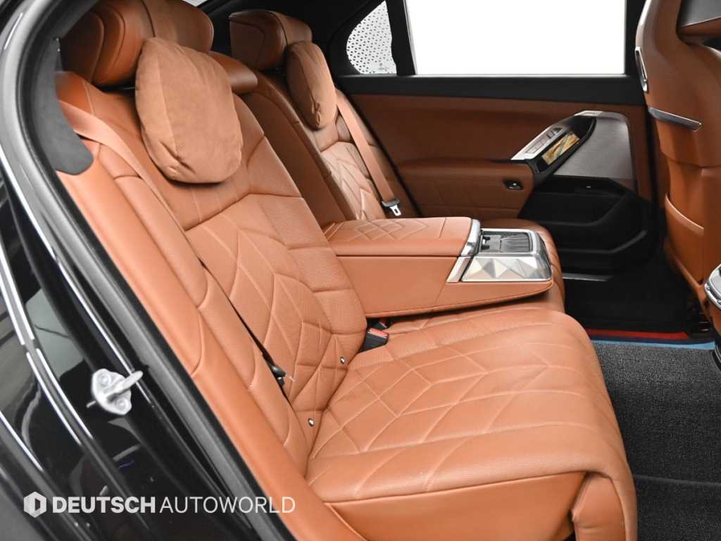 BMW 7-Series — photo 12