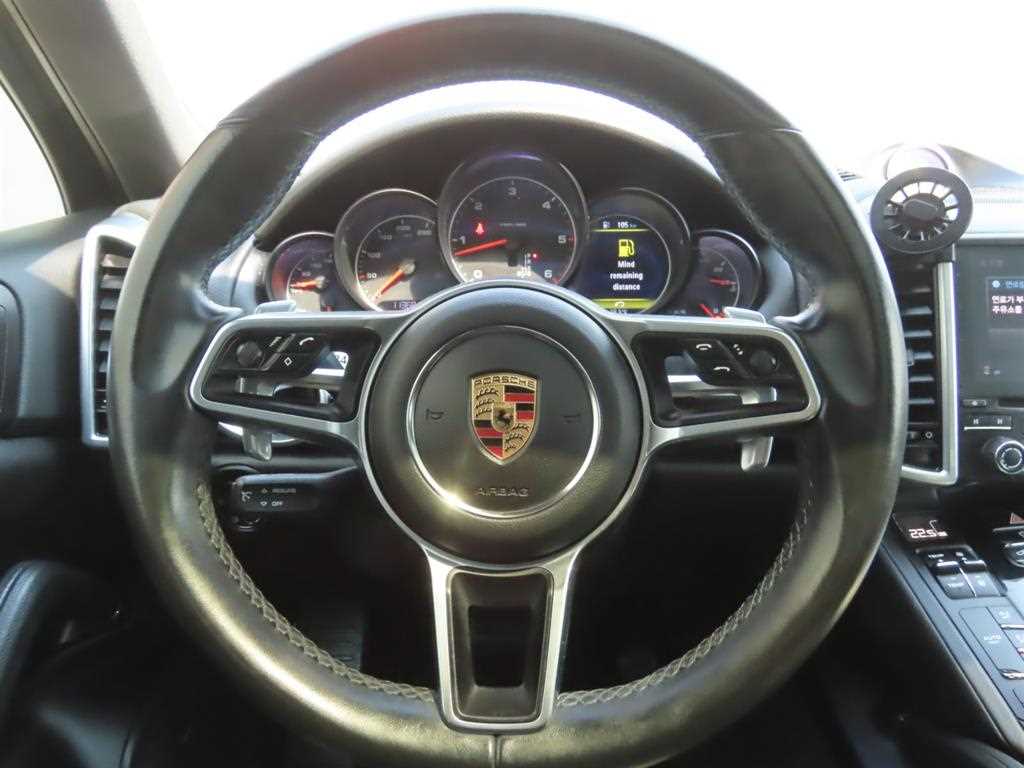 Porsche Cayenne — photo 11