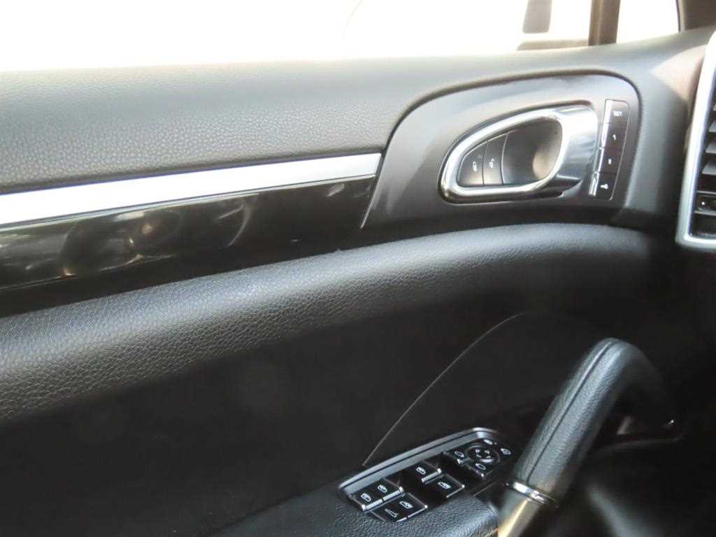 Porsche Cayenne — photo 13