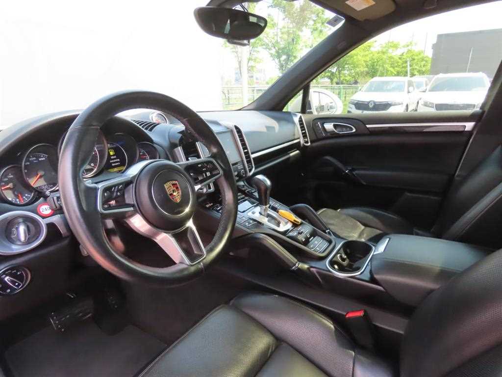 Porsche Cayenne — photo 16