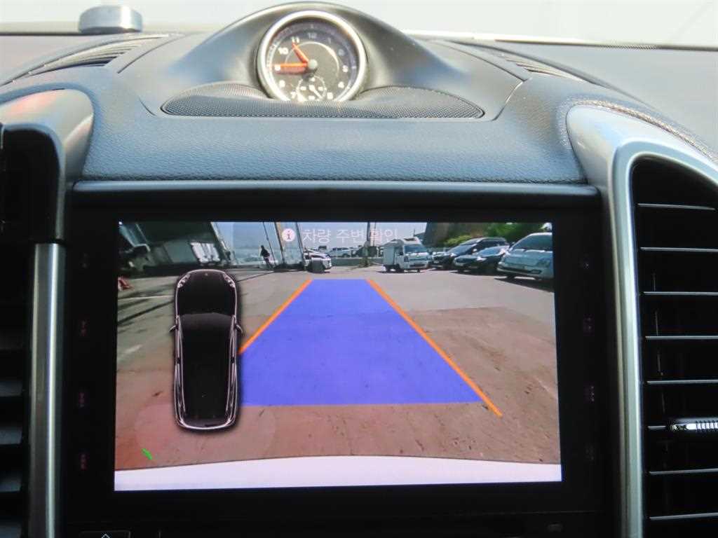 Porsche Cayenne — photo 18