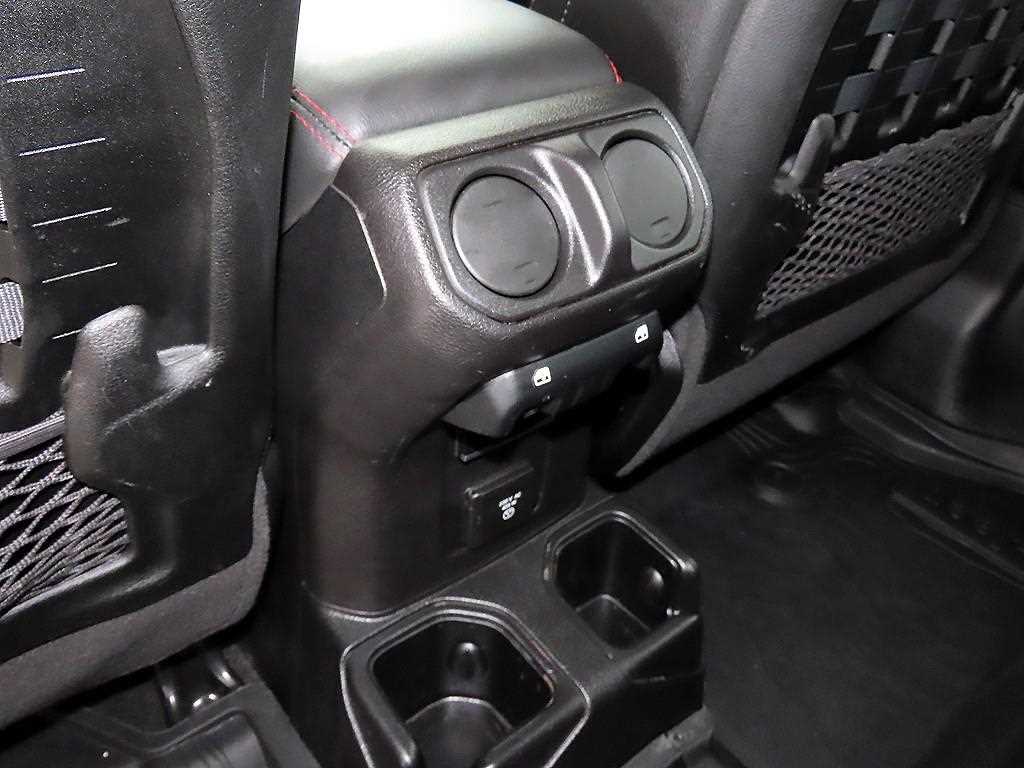 Jeep Gladiator — photo 17