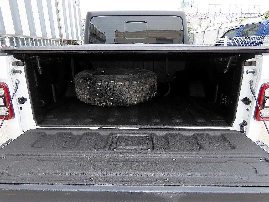 Jeep Gladiator — photo 18