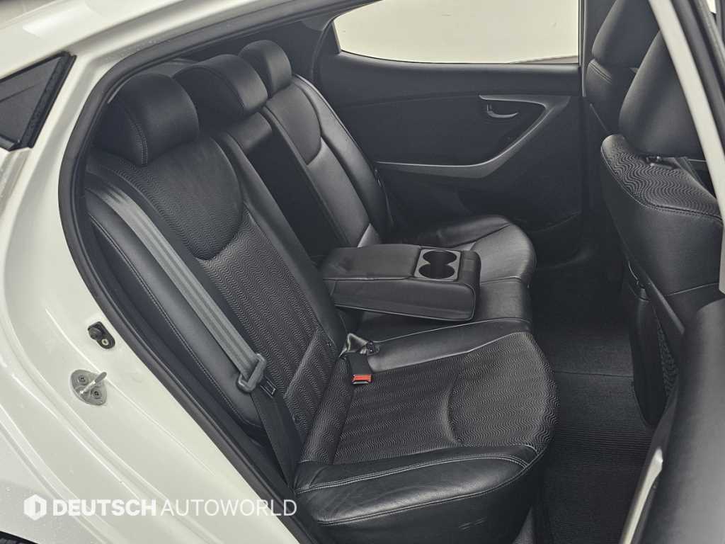 Hyundai Avante — photo 12