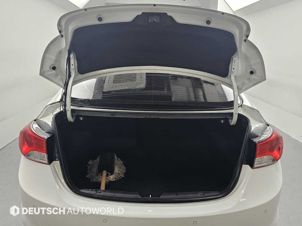 Hyundai Avante — photo 19