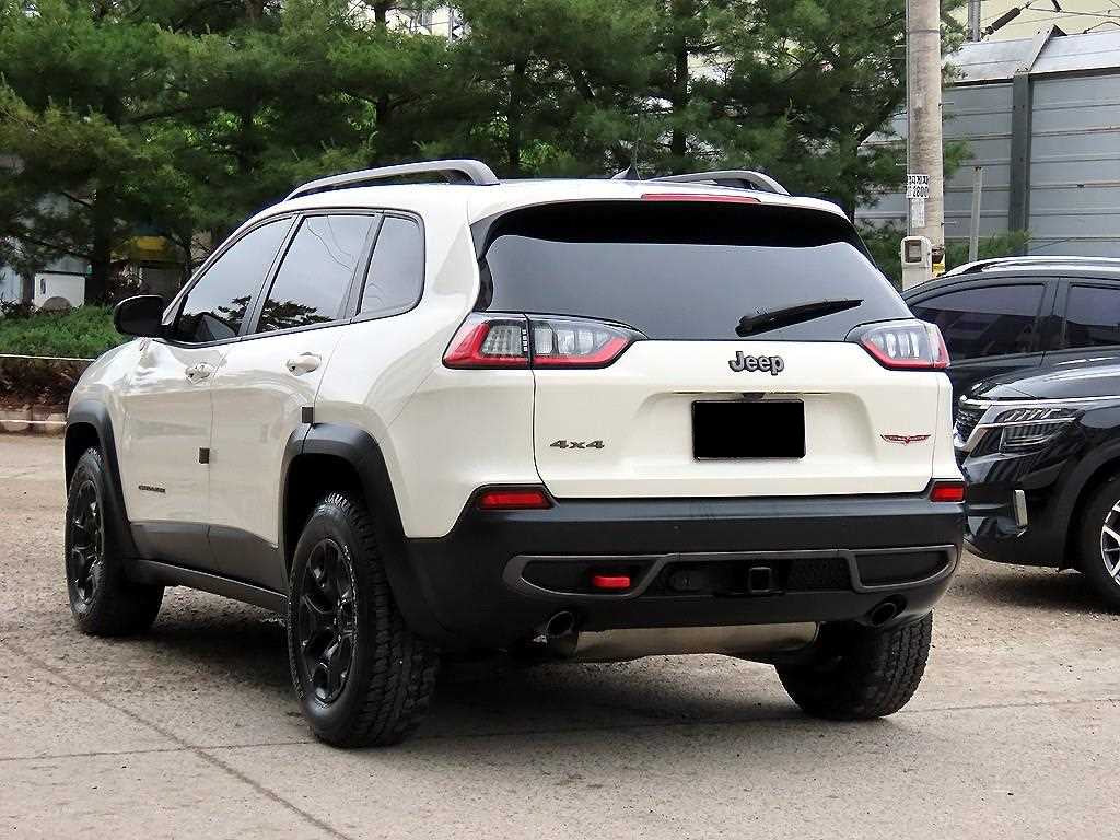 Jeep Cherokee — photo 03