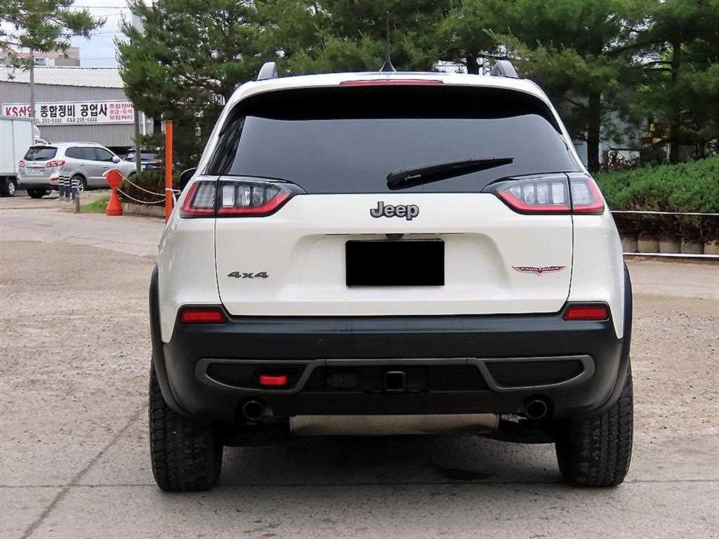 Jeep Cherokee — photo 04