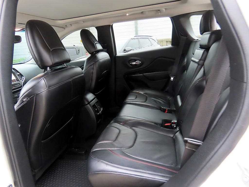Jeep Cherokee — photo 06