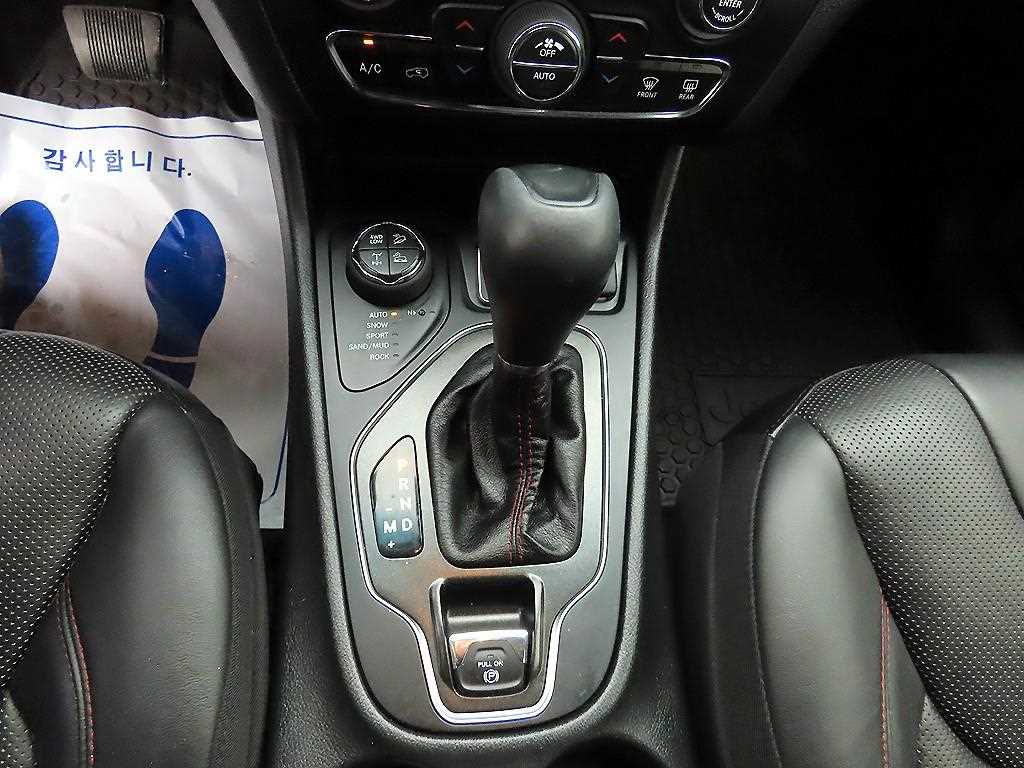 Jeep Cherokee — photo 10