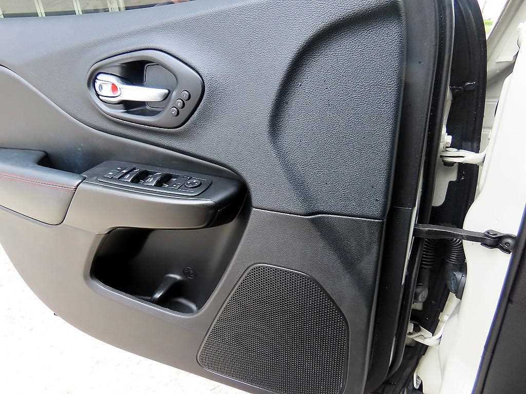 Jeep Cherokee — photo 11