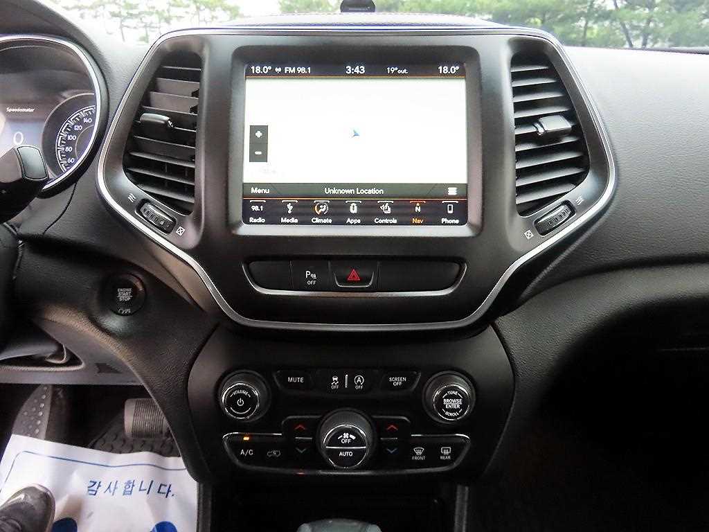 Jeep Cherokee — photo 12