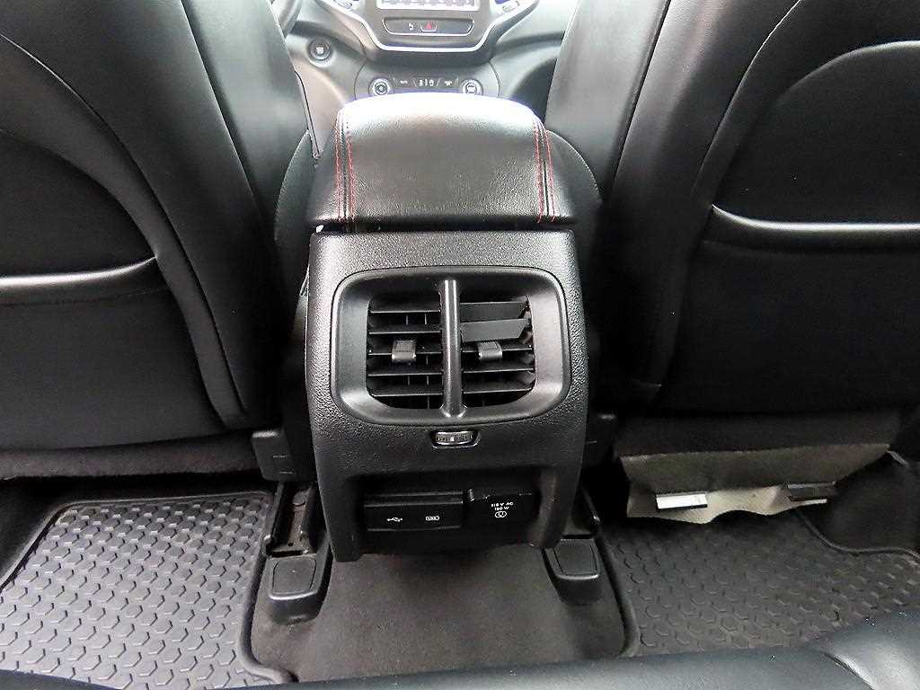 Jeep Cherokee — photo 14