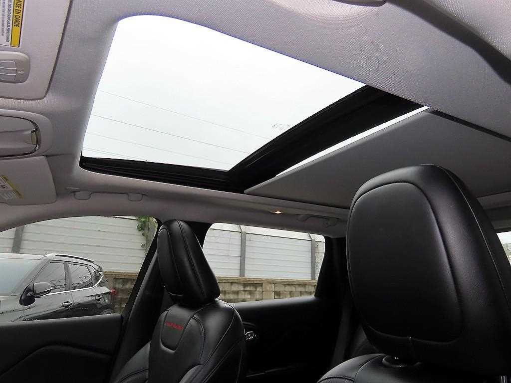 Jeep Cherokee — photo 15