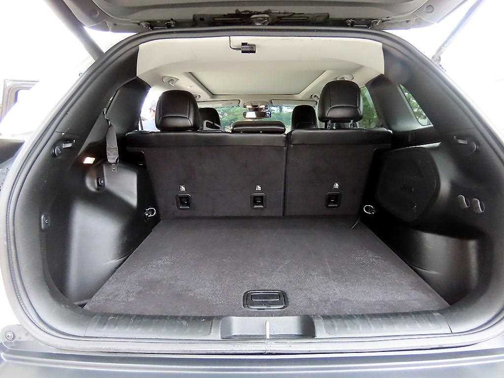 Jeep Cherokee — photo 17