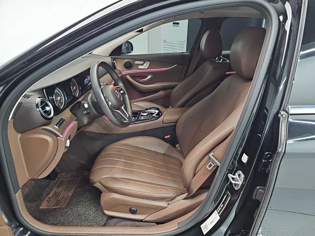 Mercedes-Benz E-Class — photo 11