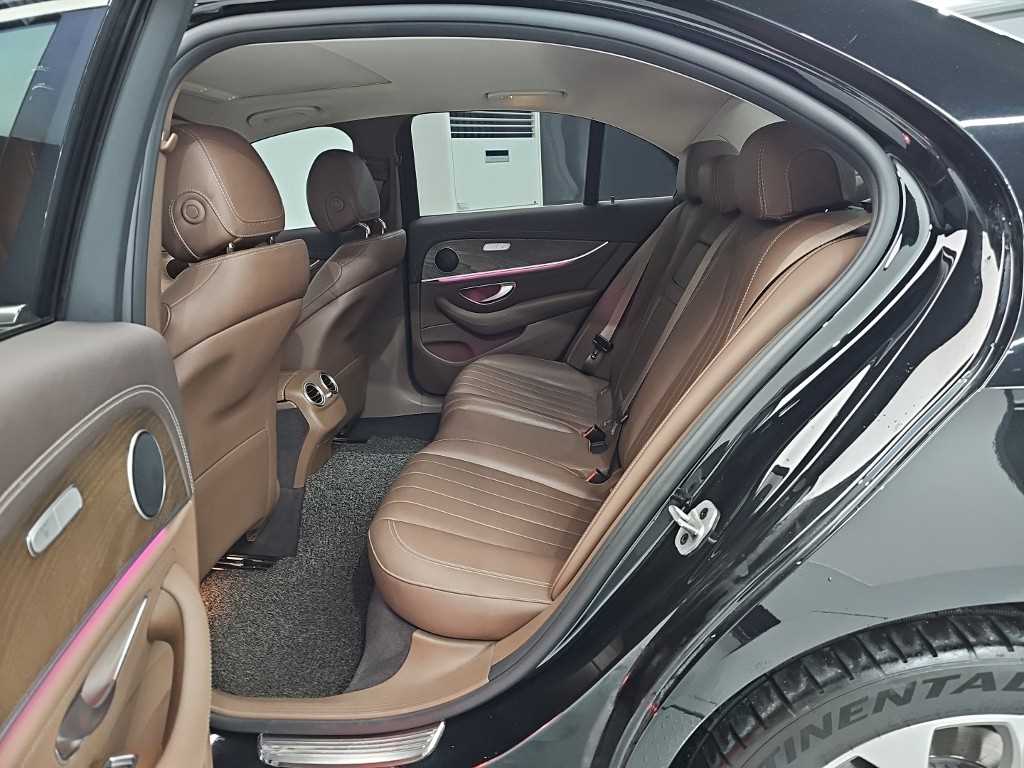 Mercedes-Benz E-Class — photo 12