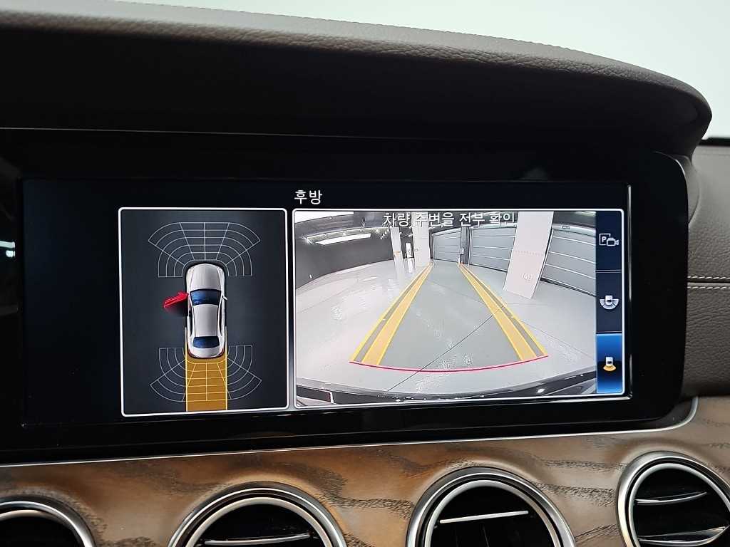 Mercedes-Benz E-Class — photo 16
