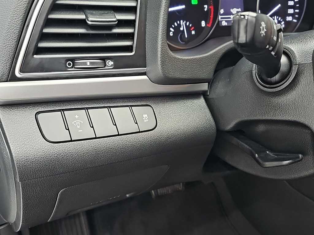 Hyundai Avante — photo 16