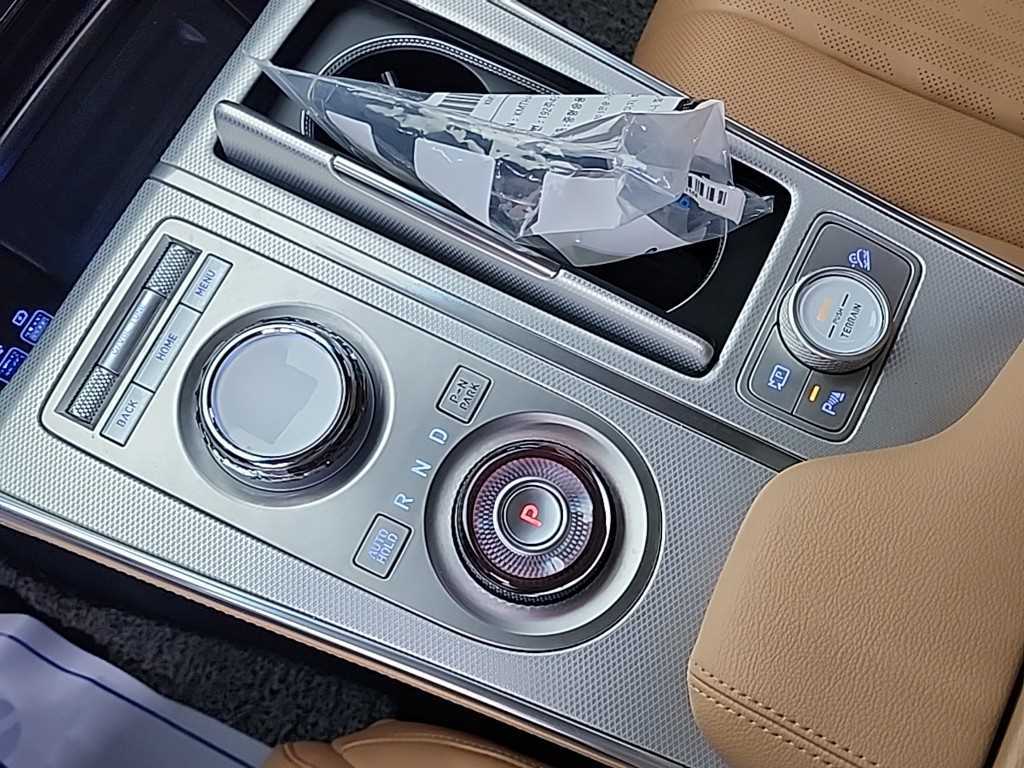 Genesis GV80 — photo 08