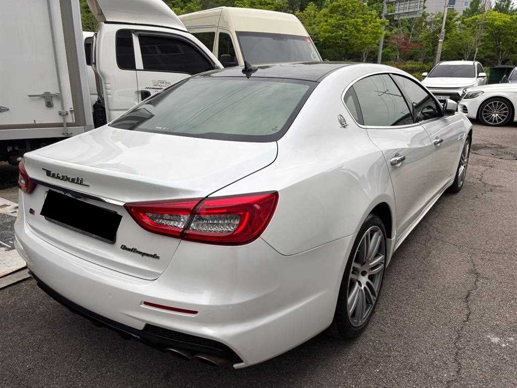 Maserati Quattroporte — photo 03
