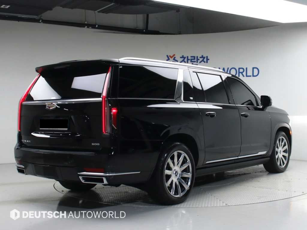 Cadillac Escalade — photo 02