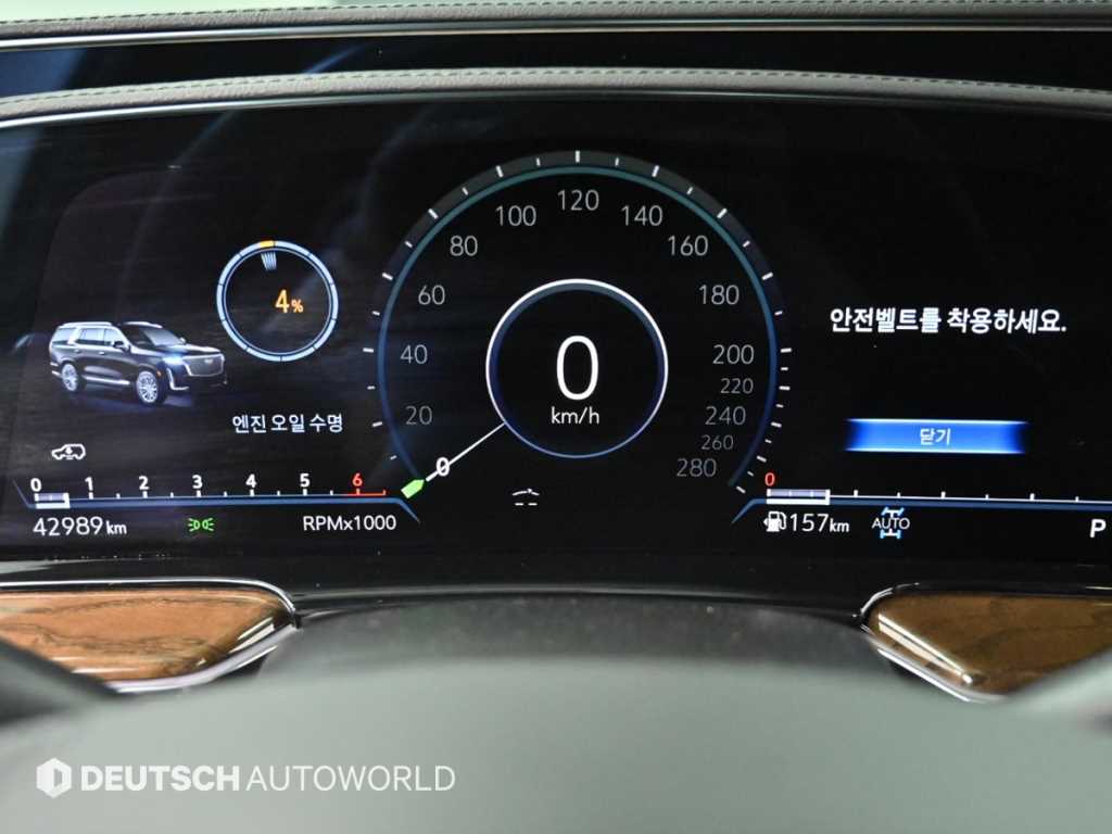 Cadillac Escalade — photo 08