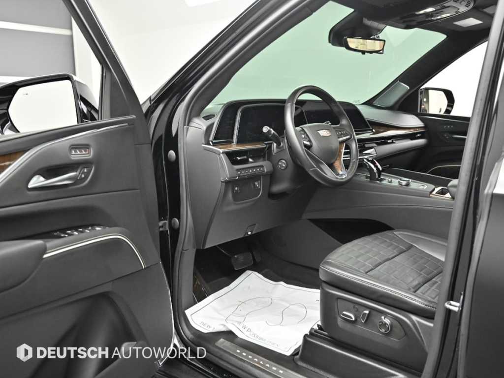 Cadillac Escalade — photo 11