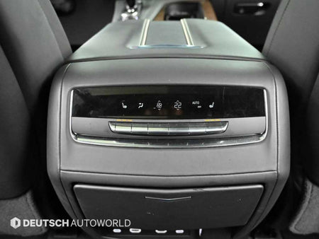 Cadillac Escalade — photo 16