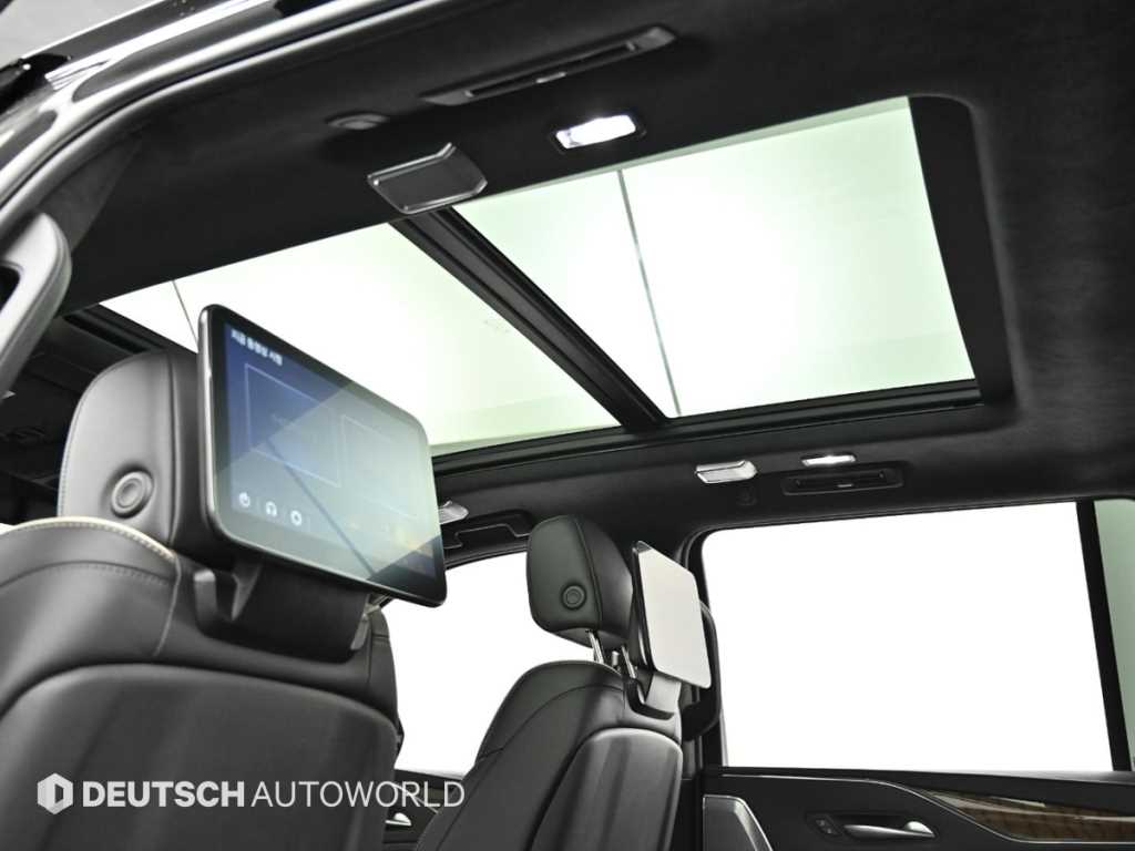 Cadillac Escalade — photo 18