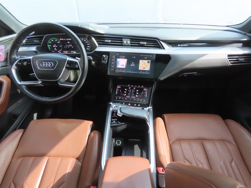 Audi e-tron — photo 09