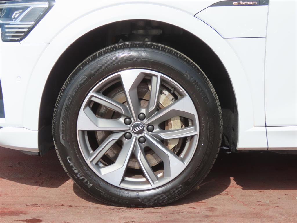 Audi e-tron — photo 20