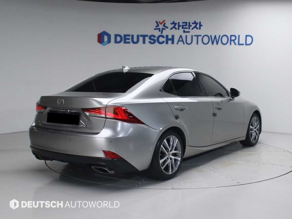 Lexus IS — photo 02