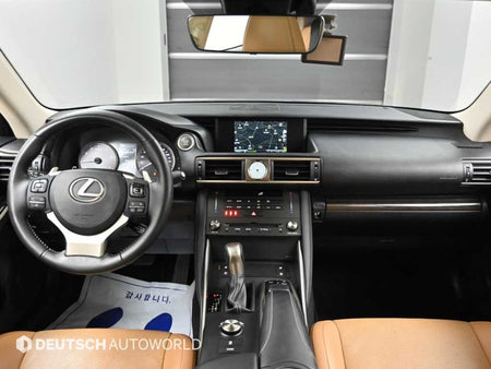 Lexus IS — photo 07