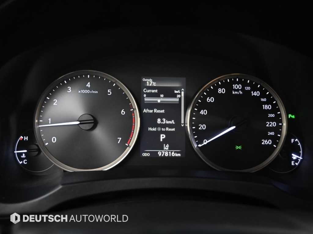 Lexus IS — photo 08