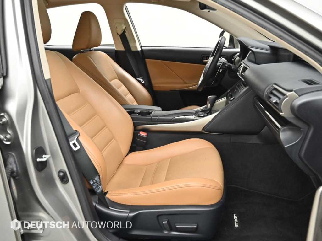 Lexus IS — photo 10