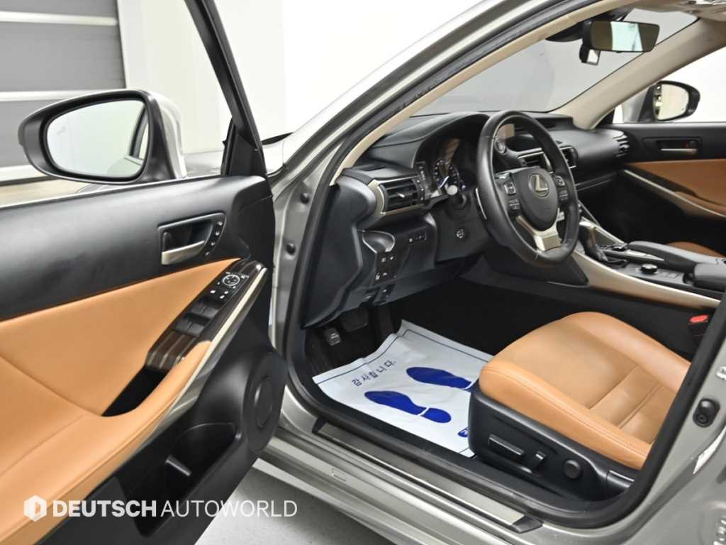 Lexus IS — photo 11