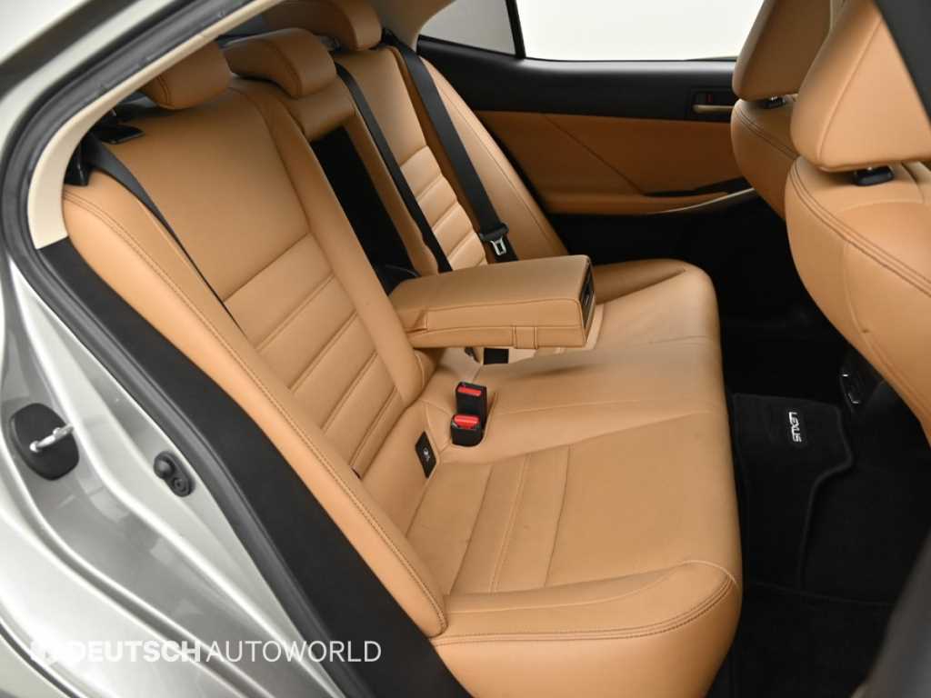 Lexus IS — photo 12